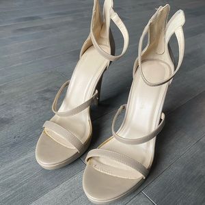 Nude Sandals like New! Size 9 🤍💛🤍💛